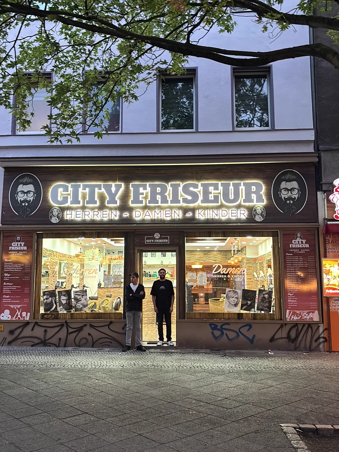 Der City Friseur an der Turmstraße 80 mit beleuchtetem Schriftzug
